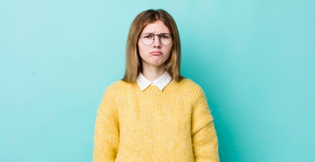 se sentir triste et pleurnicher avec un regard malheureux pleurer avec une attitude négative et frustrée