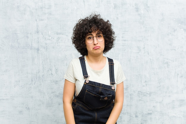 se sentir triste et pleurnicher avec un regard malheureux, pleurer avec une attitude négative et frustrée