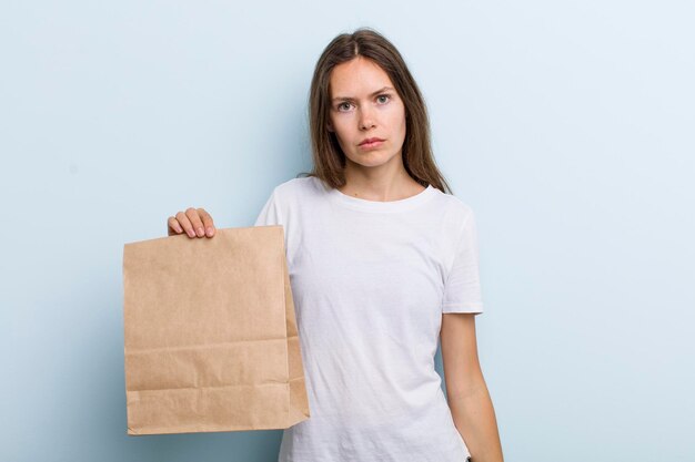 se sentir triste et pleurnicher avec un regard malheureux et pleurer