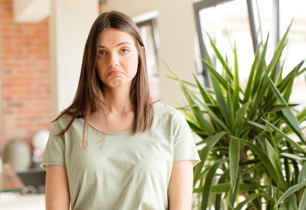 se sentir triste et stressé bouleversé à cause d'une mauvaise surprise avec un regard anxieux négatif