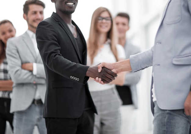 Photo se serrer la main debout dans un bureau moderne agréable de vous rencontrer première impression félicitations promu aux réalisations de récompense post