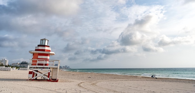 Se tenir debout sur la plage d'été à miami copy space