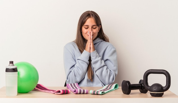 Se tenir la main en prière près de la bouche donne confiance