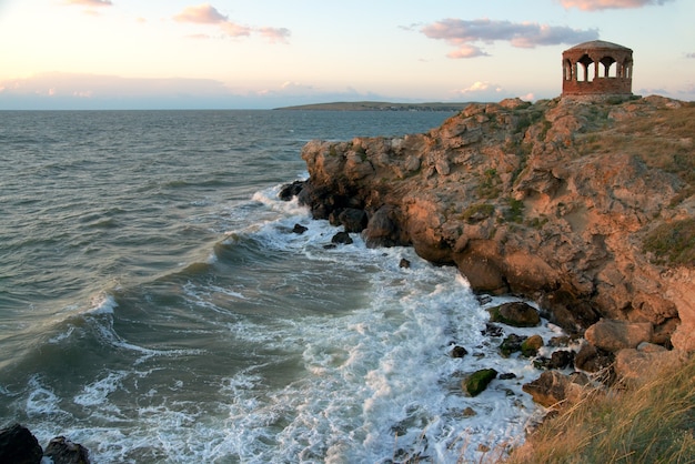 Sea surf grande vague break sur le littoral et le cap avec pavillon à distance