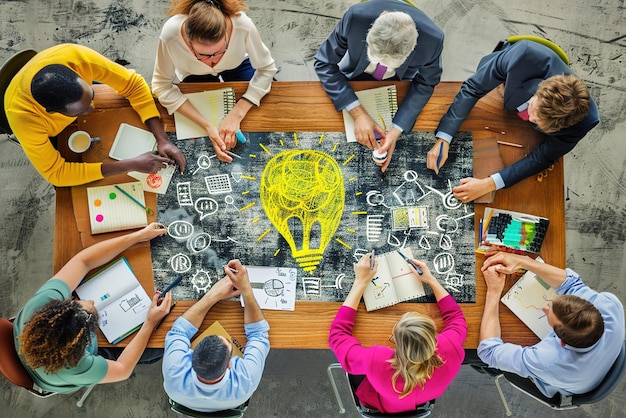 Une séance de brainstorming avec des personnes diverses échangant des idées symbolisant les efforts de collaboration dans di