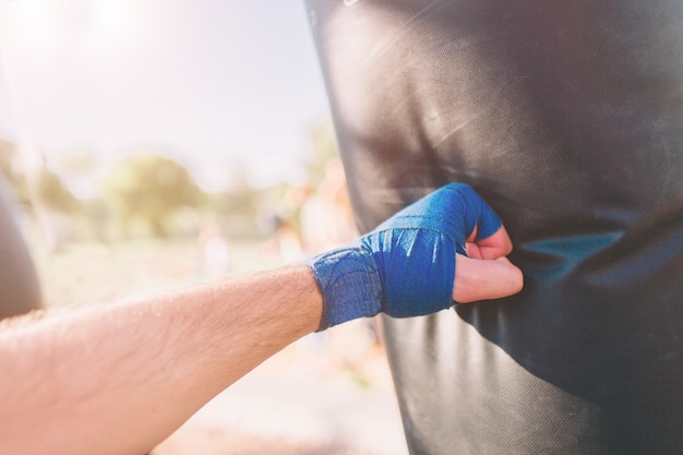 Séance d'entraînement de boxe jeune homme