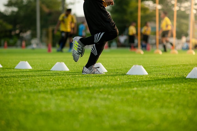 Séance d'entraînement de football de football pour enfants Garçons Formation de football sur le terrain Stade de football en arrière-plan