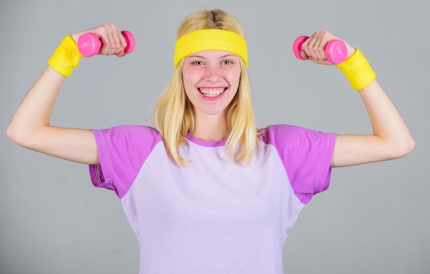 Séance d'entraînement avec haltère Sport d'entraînement et régime Séance d'entraînement pour femme dans une salle de sport avec équipement de sport Entraîneur de fitness pour femme faisant de l'exercice avec haltère Exercice facile pour les biceps Résultat de l'entraînement Trouver un entraîneur personnel