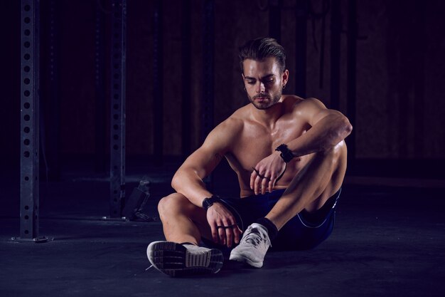 Séance d'entraînement de l'homme au gymnase