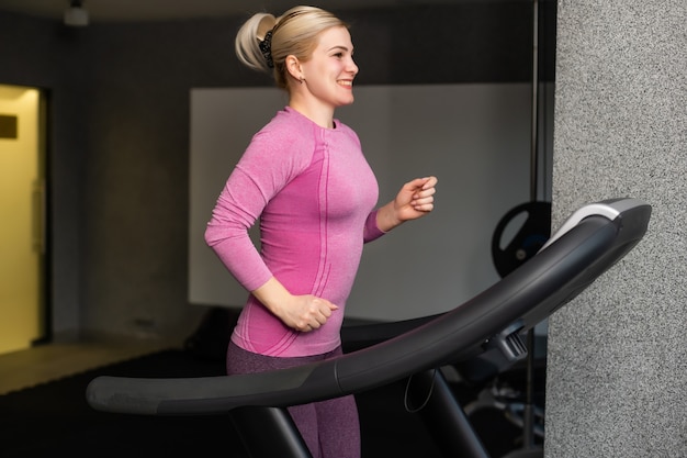 Séance d'entraînement de jeune femme dans un mode de vie sain de gym