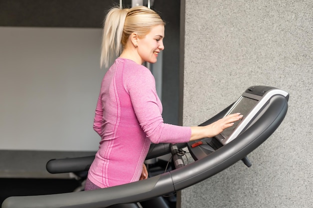 Séance d'entraînement de jeune femme dans un mode de vie sain de gym