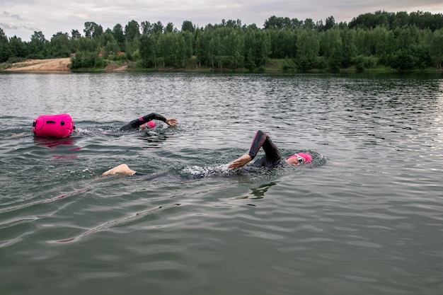 Séance D'entraînement De Natation En Eau Libre Des Athlètes En Soirée