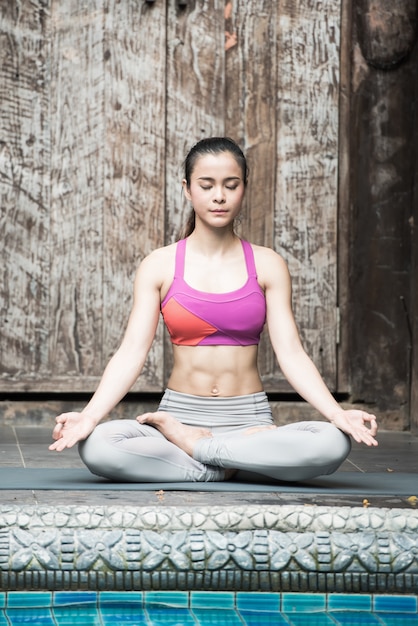Séance d'entraînement de sport jeune femme avec yoga pose à la maison.