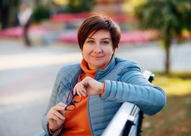 Photo séance femme, banc, et, sourire