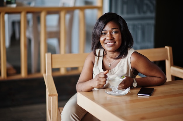 Séance femme, à, café, et, manger glace