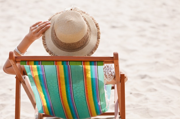 séance femme, sur, chaise plage, regarder mer