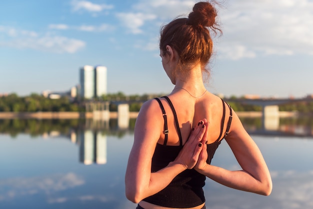 Séance femme, dehors, méditer, dans, position yoga, près, rivière.