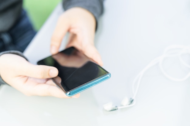 Séance femme, et, utilisation, smartphone, pour, achats en ligne, à, carte crédit, sur, pont, dans, bureau maison