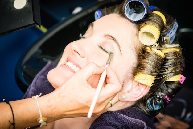 Photo une séance de maquillage femme le jour de son mariage