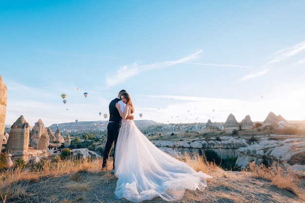 séance de mariage en cappadoce turquie avec des montgolfières