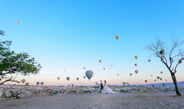 Séance de mariage couple en Cappadoce Turquie avec des montgolfières