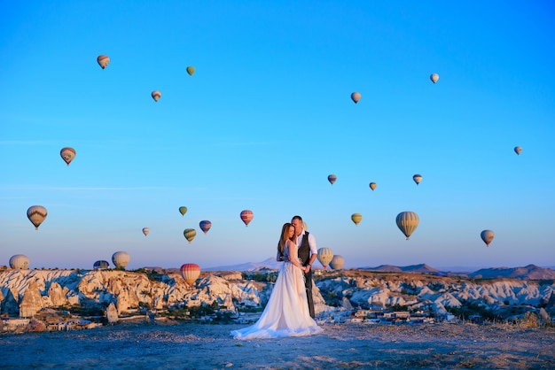 Séance de mariage couple en Cappadoce Turquie avec des montgolfières