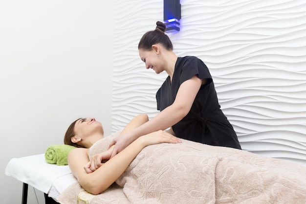 Séance de massage au salon de beauté, massage des avant-bras et des épaules