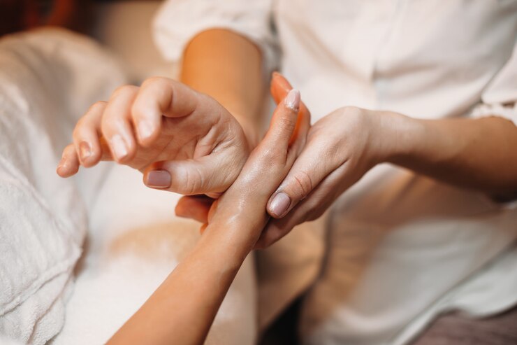 Photo séance de massage des mains effectuée par un thérapeute professionnel au salon spa