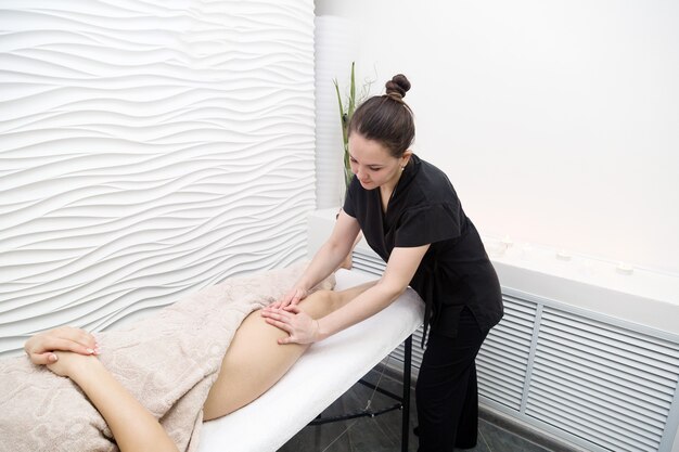 Séance de massage des pieds féminins au salon spa