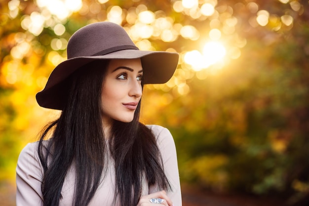 Une séance photo d'automne d'une adorable jeune femme dans un chapeau un mélange harmonieux de style et le monde naturel