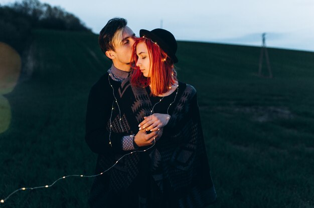 séance photo de beau jeune couple en plein air