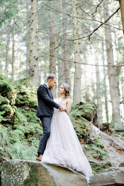 Séance photo d'un couple amoureux. Cérémonie de mariage dans le style boho