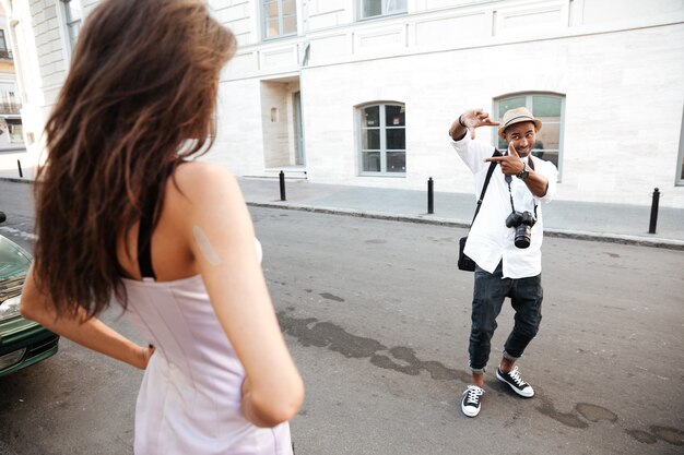 Séance photo dans la rue avec photographe et avec mannequin