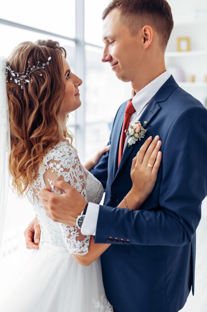 Séance photo de mariage en studio la mariée et le marié