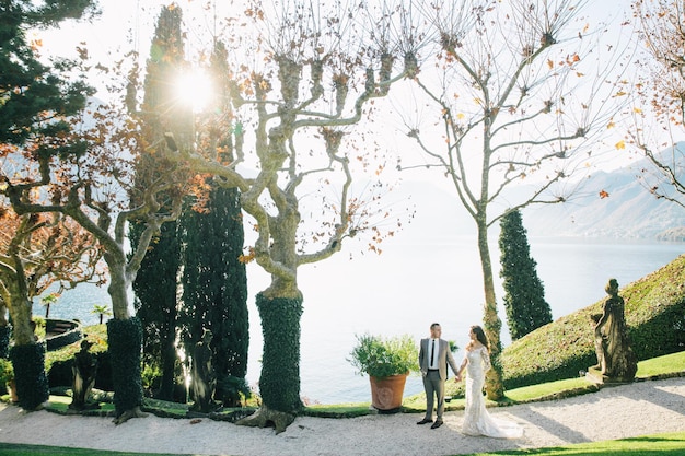 Séance photo de mariage Villa Balbianello beau couple mariés