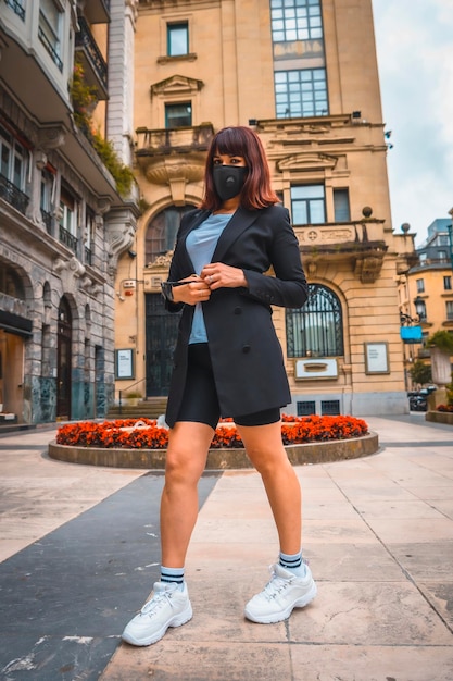 Séance Photo De Mode De La Nouvelle Normalité D'une Jeune Brune Entreprenante