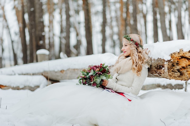 Séance de photos de mariage d'hiver dans la nature