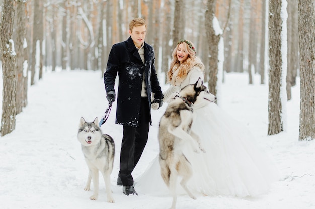 Séance de photos de mariage d'hiver dans la nature