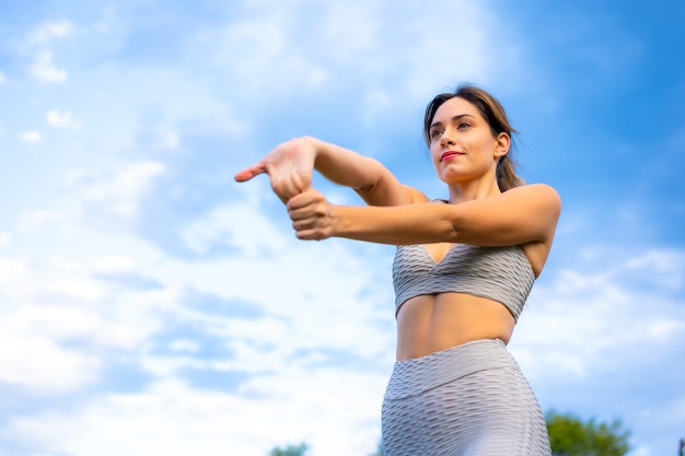 Séance de remise en forme avec une jeune fille de race blanche