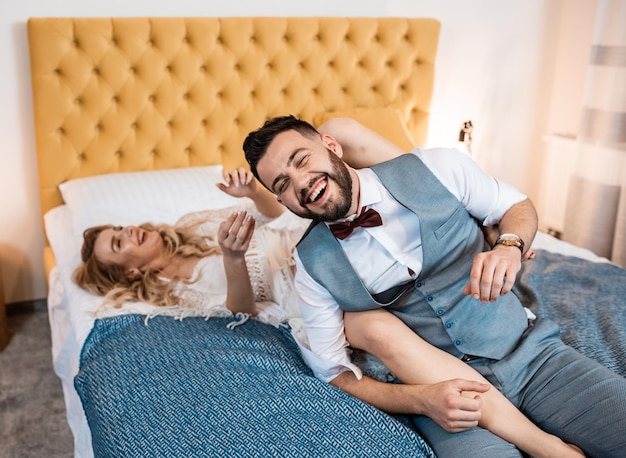 Séance de studio de mariage avec décor bisous câlins Heureux couple Amoureux mariée et mariée dans une décoration de luxe Mariée et marié ensemble Couple étreignant Jeunes mariés au jour du mariage