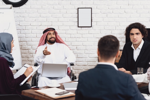 Séance de travail d'Arabie saoudite handicapée