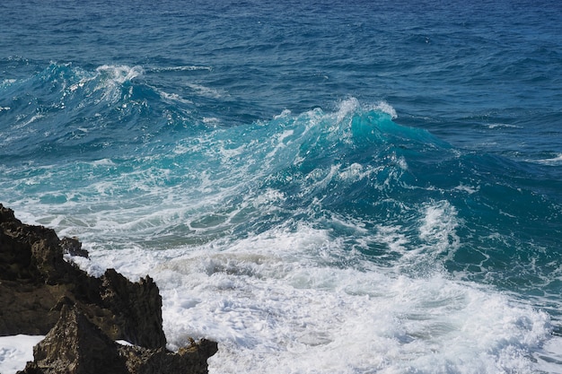 Seascape Breaking Waves on Black Lava Rock. Littoral avec vague turquoise se brisant sur la roche de lave