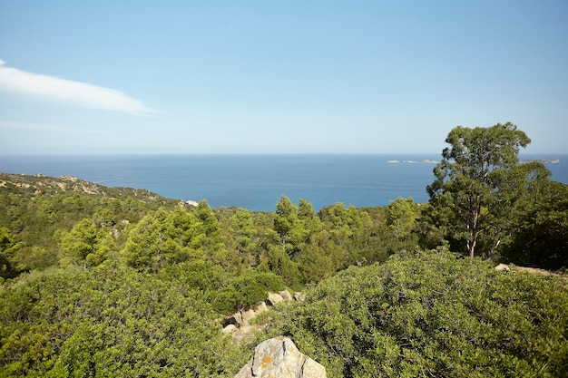 Seascape d'une côte sud de la Sardaigne avec au premier plan