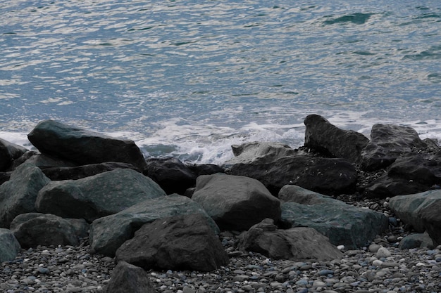 Seascape Rocky seashore Les vagues se brisent sur les rochers au bord de la mer