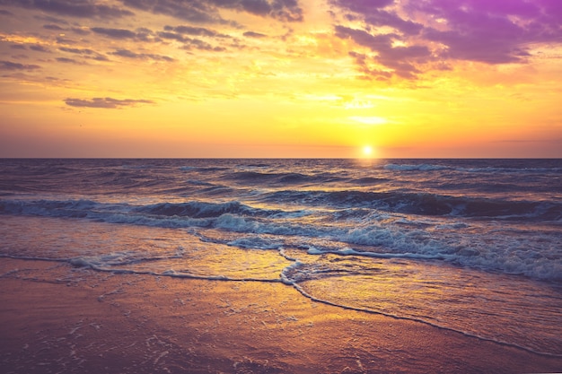 Photo seascape tôt le matin. lever du soleil sur la mer. paysage nature
