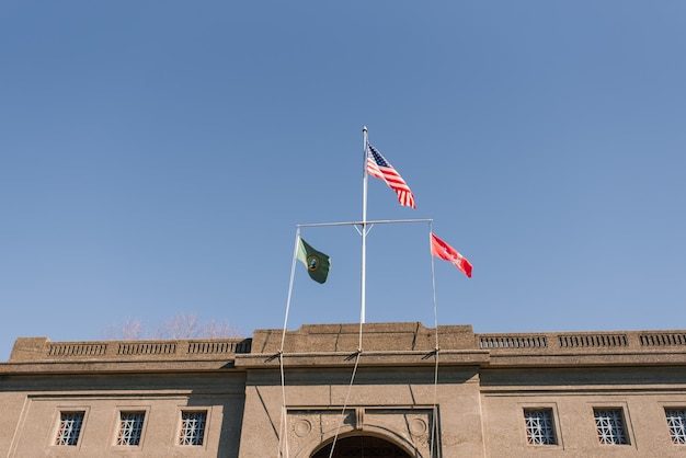 Seattle USA Mars 2022 Drapeau sur le bâtiment de Hiram Chittenden Locks ou Ballard Manque d'un complexe de regards à l'extrémité ouest de Salmon Bay