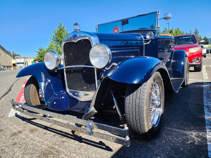 Photo seattle, wa, états-unis, 4 juillet 2024 1930 ford model a v8 roadster couleur bleue vue du coin avant ford model a v8 roadster est une voiture la plus populaire au monde