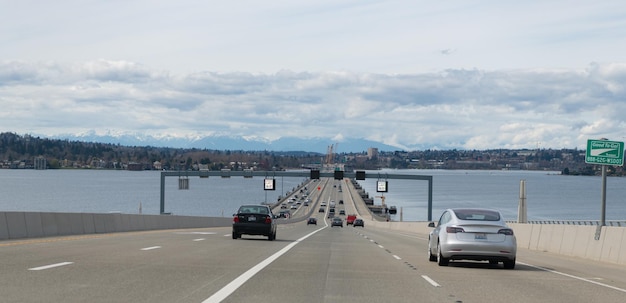 Seattle Washington USA 2 avril 2021 autoroute avec vue magnifique sur le paysage urbain et collines