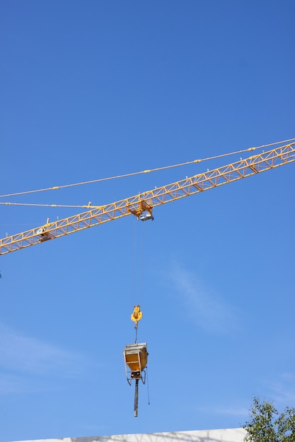 Seau en béton après une grue