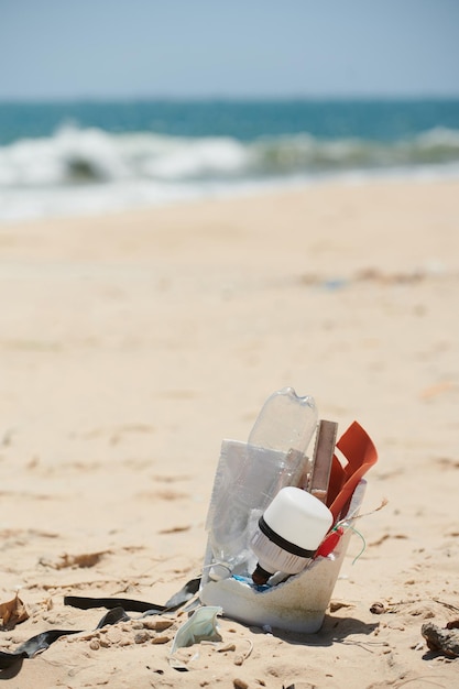 Seau cassé avec poubelle en plastique